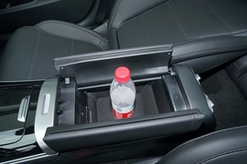 中央扶手箱空间