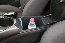 中央扶手箱空间