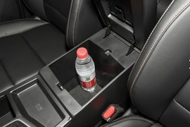 中央扶手箱空间