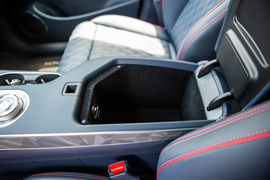 中央扶手箱空间