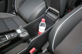 中央扶手箱空间