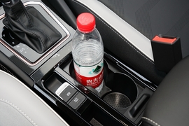 中央扶手箱空间