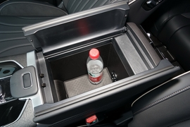 中央扶手箱空间