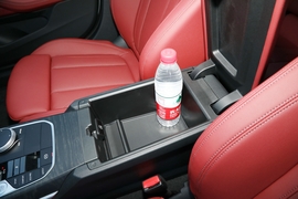 中央扶手箱空间