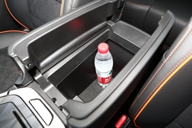 中央扶手箱空间