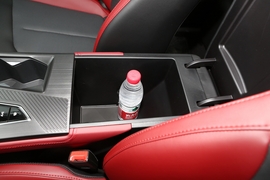 中央扶手箱空间