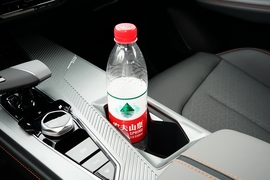 中央扶手箱空间