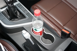 中央扶手箱空间