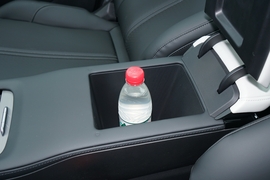 中央扶手箱空间