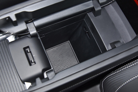 中央扶手箱空间