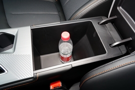 中央扶手箱空间