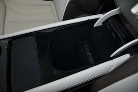 中央扶手箱空间