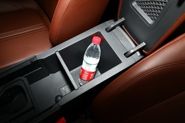 中央扶手箱空间