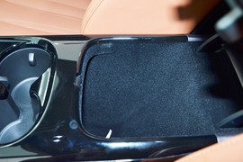 中央扶手箱空间