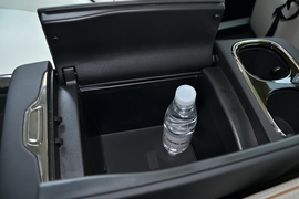 中央扶手箱空间