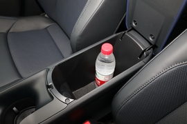 中央扶手箱空间