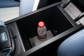 中央扶手箱空间