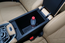 中央扶手箱空间