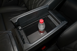 中央扶手箱空间