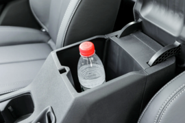 中央扶手箱空间