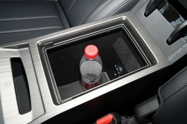 中央扶手箱空间