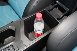 中央扶手箱空间