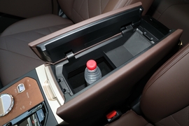 中央扶手箱空间