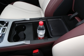 中央扶手箱空间