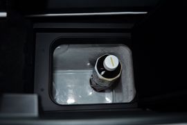 中央扶手箱空间