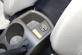 中央扶手箱空间