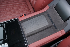 中央扶手箱空间