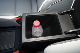 中央扶手箱空间