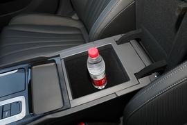 中央扶手箱空间