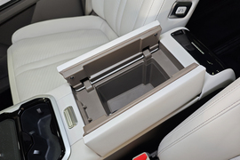 中央扶手箱空间