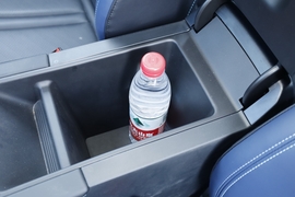 中央扶手箱空间