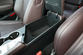 中央扶手箱空间