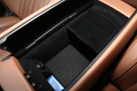 中央扶手箱空间