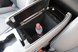 中央扶手箱空间