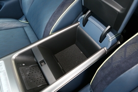 中央扶手箱空间