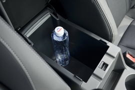 中央扶手箱空间