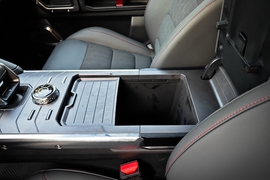 中央扶手箱空间