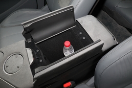 中央扶手箱空间