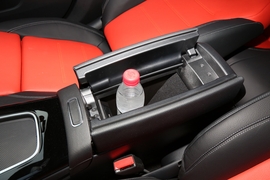 中央扶手箱空间