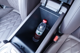 中央扶手箱空间