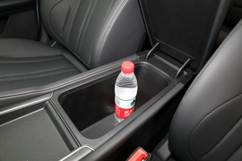 中央扶手箱空间