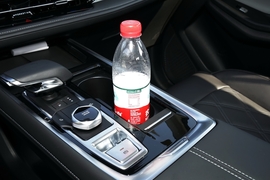 中央扶手箱空间