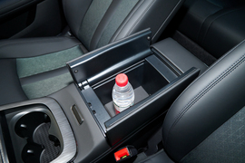 中央扶手箱空间