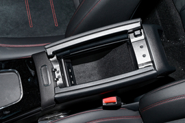 中央扶手箱空间