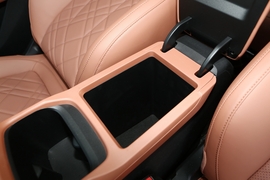 中央扶手箱空间