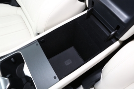 中央扶手箱空间